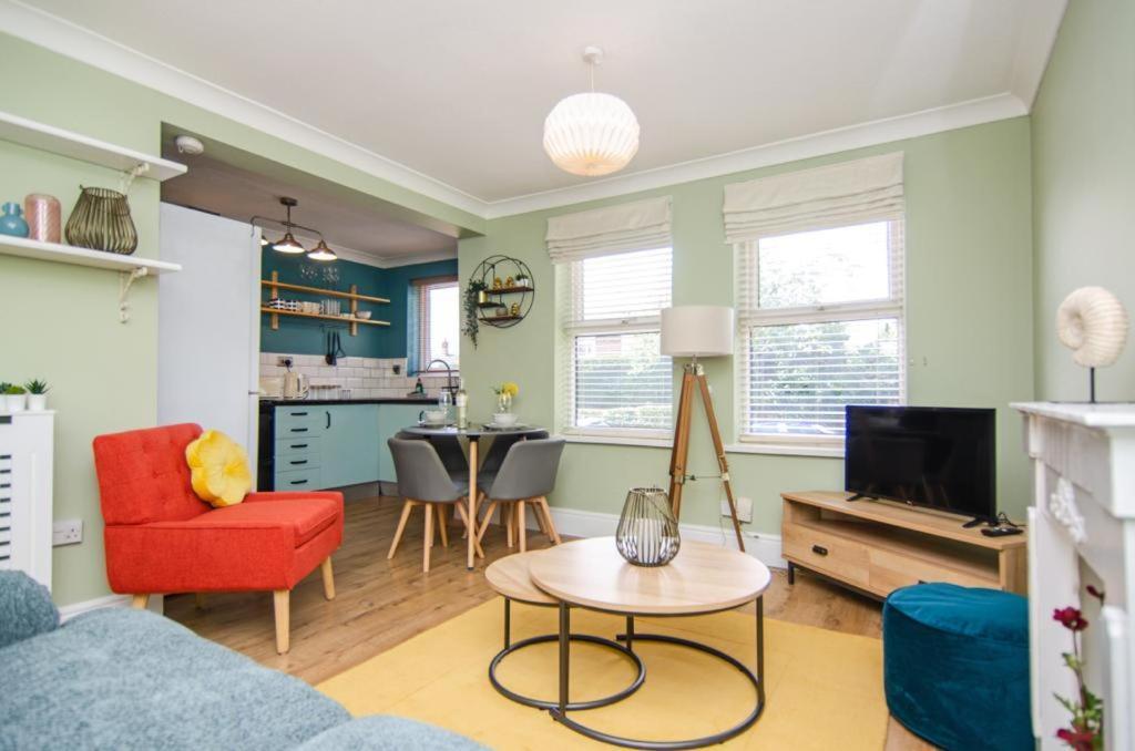 Cosy Lichfield Apartment エクステリア 写真