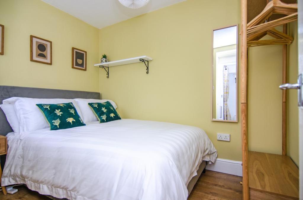 Cosy Lichfield Apartment エクステリア 写真