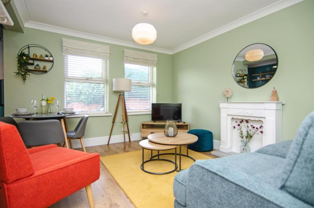 Cosy Lichfield Apartment エクステリア 写真
